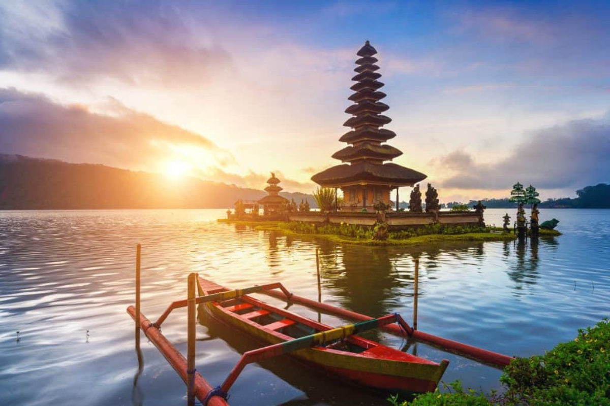 An Outrigger to Pura Ulun Danu Bratan